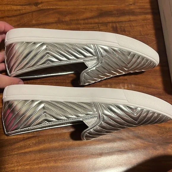 NIB Donald Pliner Pammy Women's Metallic Silver Quilted Slip-on Sneaker 38.5